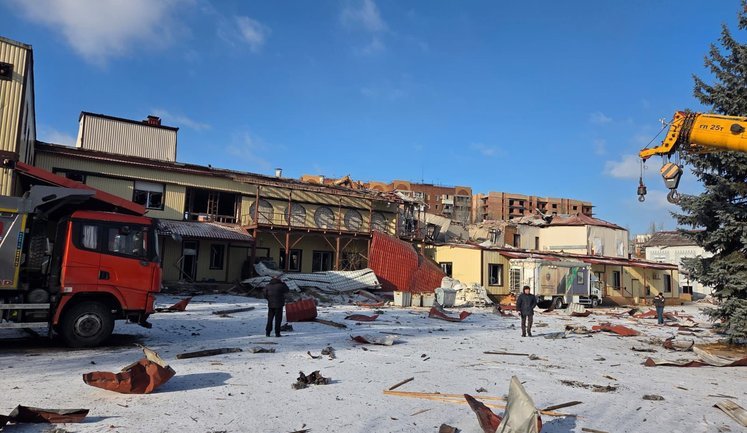 Росіяни вдарили трьома ФАБ-250 по Слов’янську: одна жінка загинула й одну поранено, пошкоджено 14 багатоповерхівок. ФОТОрепортаж