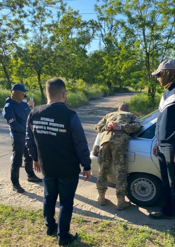На Херсонщине при получении 14 тыс. грн взятки задержаны полицейский и военнослужащий ВСП, - прокуратура 01