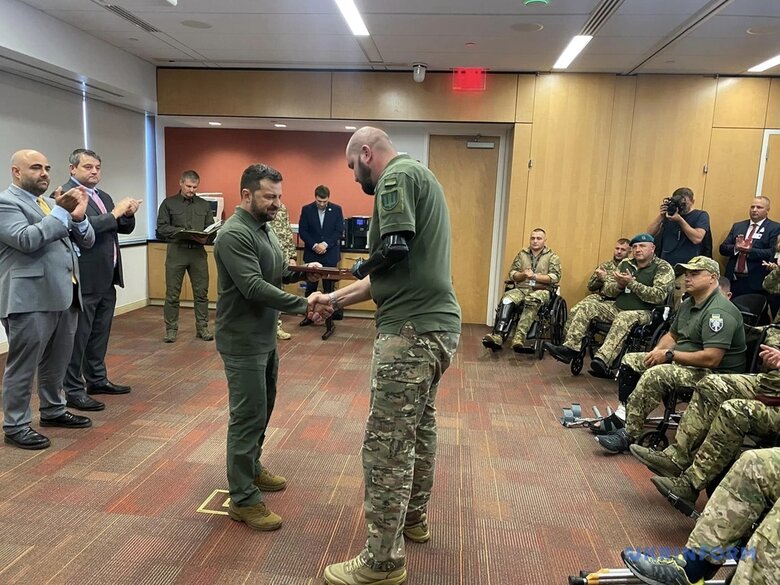 Зеленський відвідав українських військових, які проходять лікування та реабілітацію у США 06