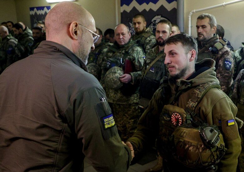 Шмигаль вручив воїнам почесні відзнаки.