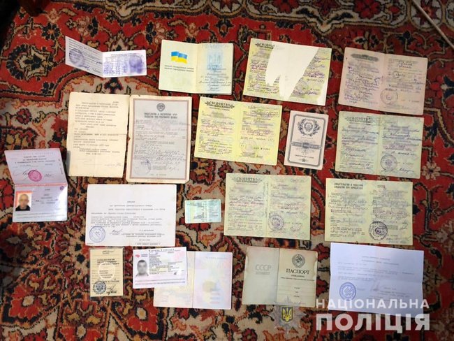 Задержаны жители Харьковщины, изготовлявшие поддельные документы для пересечения госграницы, - Нацполиция 04