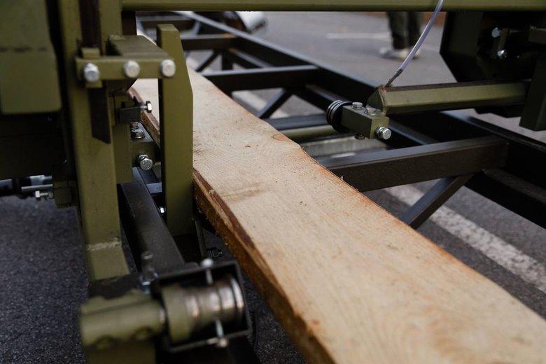 Порошенко передал партию помощи на фронт для Сил поддержки