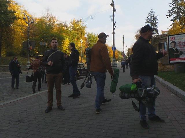 Правоохранители блокировали нардепов и активистов, которые пытались пронести палатки для митингующих под Радой 11