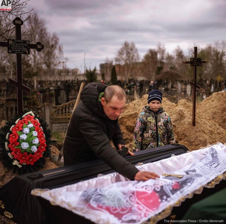 10-летний Вова на похоронах своей мамы Марины, убитой российскими оккупантами в Буче 03