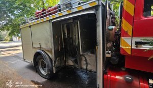 Окупанти вдарили FPV-дроном по рятувальниках, які гасили пожежу на Дніпропетровщині. ФОТОрепортаж