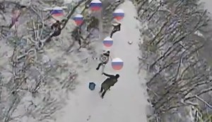 Дрон атакует штурмовую группу из семи оккупантов, идущих по лесной дороге. ВИДЕО