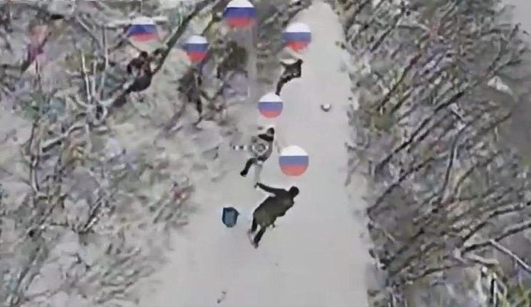 Дрон атакует штурмовую группу из семи оккупантов, идущих по лесной дороге. ВИДЕО