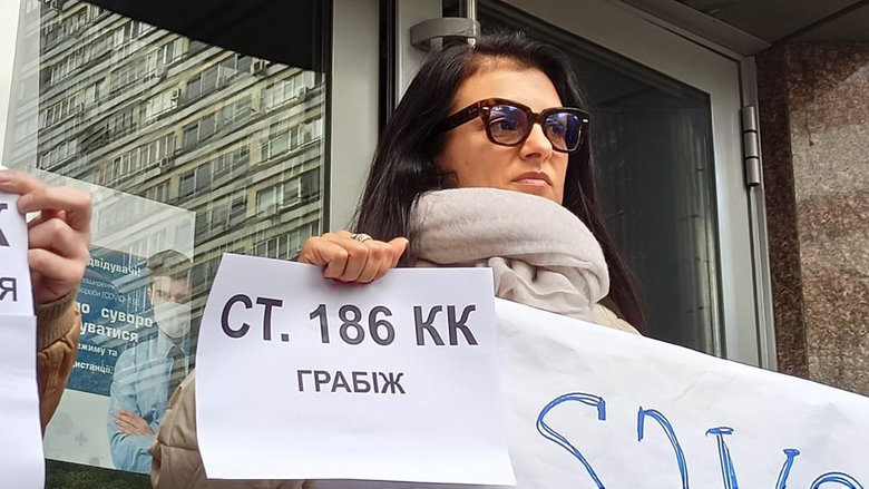 UKREKSIM Бик и Зітріть Мецгера в нуль: журналисты пикетировали Укрэксимбанк - из окна на митингующих упал вазон 22