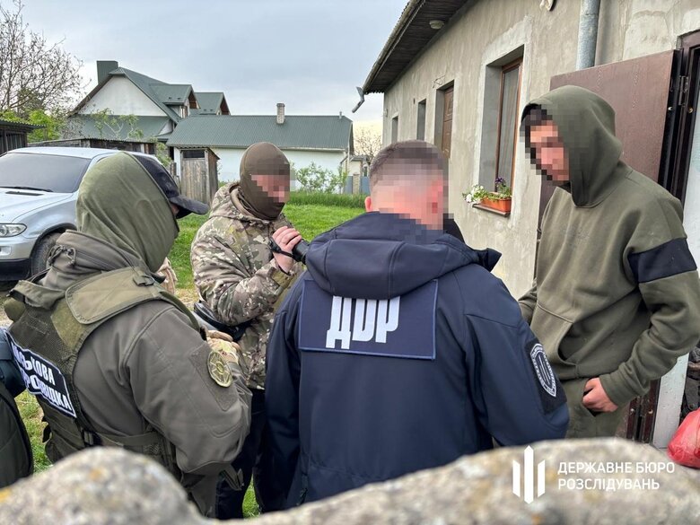 ДБР затримало правоохоронця, який переправляв ухилянтів за кордон