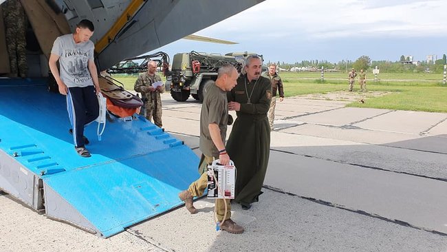 В Одесу літаком доставили 12 поранених військовослужбовців, пятеро - у важкому стані, - волонтер Танцюра 04