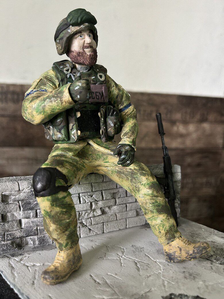 Стартувала виставка СТАЛЬ ПЕРЕМОГИ: Люди, що творять долю України. Серед експозицій - діорама, присвячена захиснику Маріуполя, полковнику СБУ Василю Богачу 04