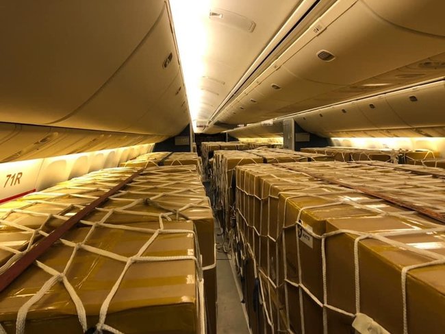 Самолет с второй партией защитных медицинских костюмов, купленных Фондом Порошенко и компанией Рошен в Южной Корее, приземлился в Борисполе 04