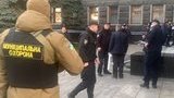 Мужчина пытался поджечь себя в здании Офиса Президента. ФОТО