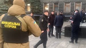 Мужчина пытался поджечь себя в здании Офиса Президента. ФОТО