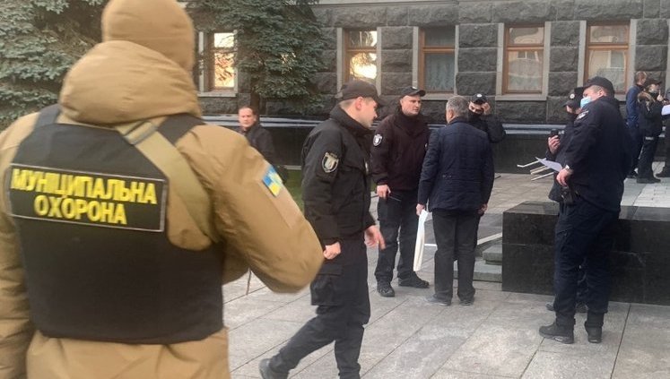 Мужчина пытался поджечь себя в здании Офиса Президента. ФОТО