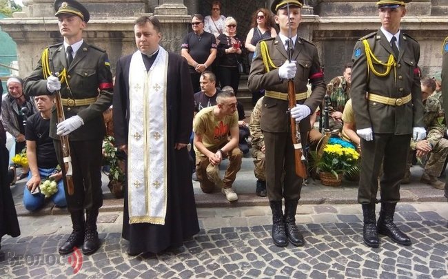 С погибшим воином 24-й ОМБр Юрием Довганыком простились во Львове 15