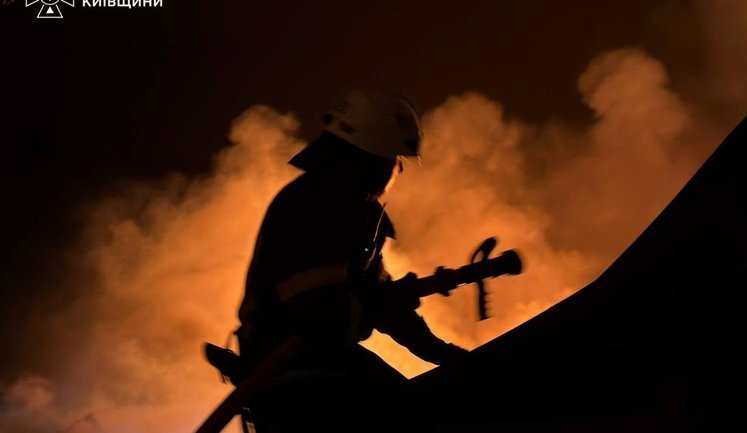 Massive Russian strike on the Kyiv region: warehouses and businesses are ablaze in three districts. VIDEO+PHOTOS