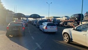 Самые большие очереди на границе - на пунктах "Шегини" и "Малые Селменцы"