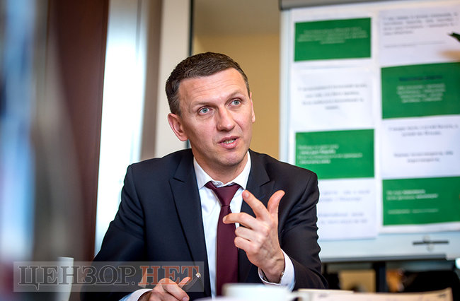 Директор Держбюро розслідувань Роман Труба: Яка була б реакція, якби дружині директора ФБР, яка живе з двома малолітніми дітьми, дзвонили протягом дня, погрожували? Дзвонили вночі… 07