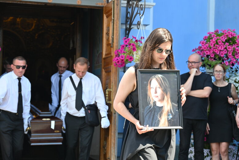 З письменницею Вікторією Амеліною, вбитою в Краматорську російською ракетою, попрощалися в Києві 14 З письменницею Вікторією Амеліною, вбитою в Краматорську російською ракетою, попрощалися в Києві 14