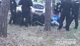 "Поселенці Слобожанської Січі" на Харківщині розбили машину поліції, стріляли в бокове скло і погрожували співробітникам. ФОТОрепортаж