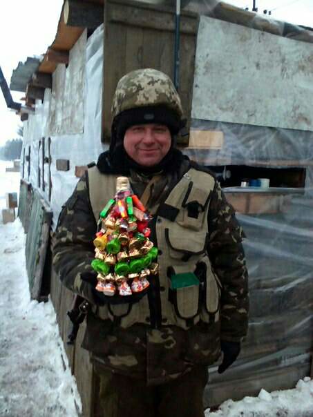 Меморіальну дошку загиблому на Донбасі воїну 58-ї ОМПБр Андрію Ярешку відкрили в Полтаві 01