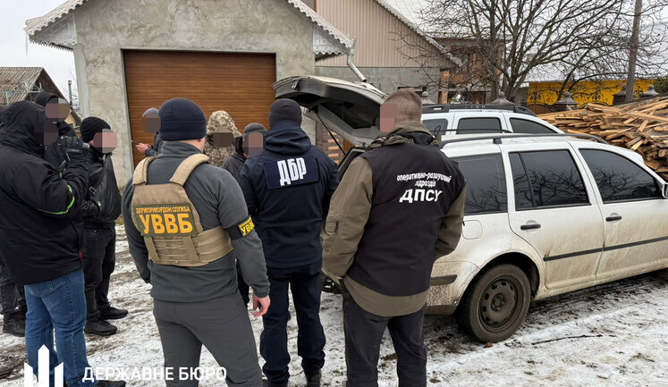 За 20 тыс. евро перевозил "уклонистов" в багажнике: правоохранителю из Буковины грозит до 9 лет тюрьмы, - ГБР. ФОТО