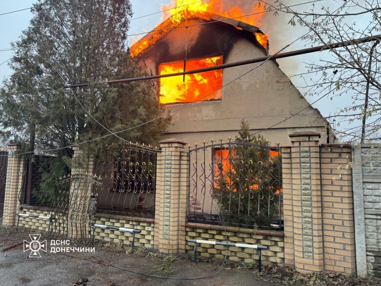 Пожежа в Покровську після обстрілу