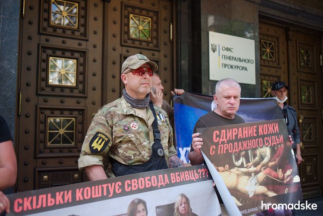 Побратимы убитого добровольца Олешко (Сармата) объявили голодовку и пикетируют Офис Президента 03