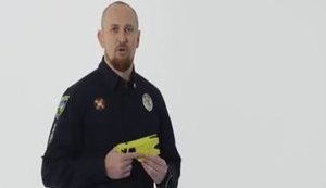 Глава патрульной полиции Жуков испробовал на себе действие электрошокера: "Это было достаточно неприятно". ВИДЕО