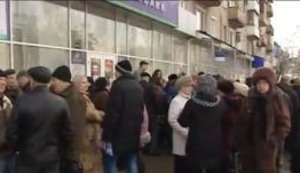 "Грабят, воруют, нищету развели. Где мои деньги на похороны?", - в Донецке банк не возвращает деньги вкладчикам. ВИДЕО
