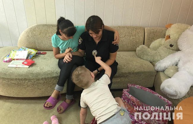 8-летний мальчик, которого опекунка держала на цепи в Днепре, почти не разговаривает и отстает в развитии, - Нацполиция 02