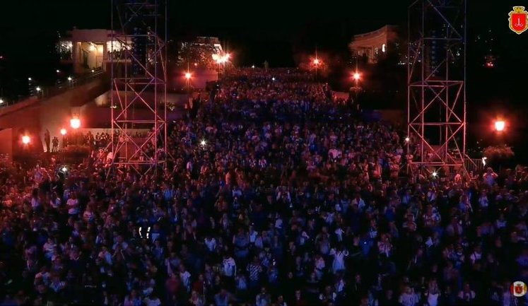 Тысячи одесситов и туристов без масок пришли на концерт ко Дню города. ВИДЕО
