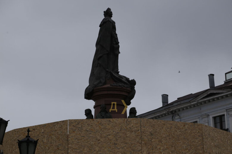 Пам’ятник Катерині ІІ в Одесі заховали в чорний пакет 03
