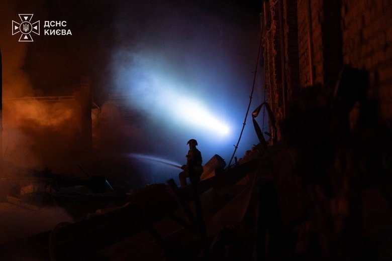 У Києві після удару РФ горів склад і пошкоджена лікарня