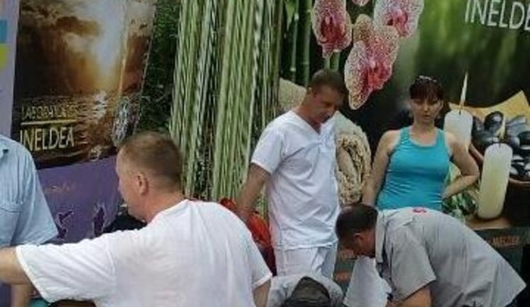Під час Дня йоги в Києві на очах у глядачів помер масажист. ФОТО