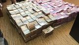 Прокуратура изъяла 50 миллионов наличными у нелегальных торговцев сигаретами. ФОТО