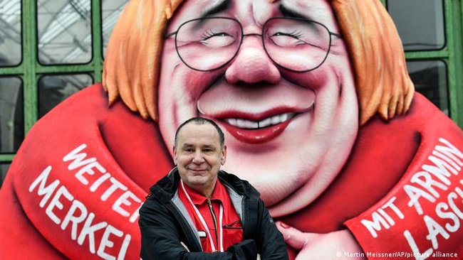 Навальний бє Путіна в пах і голий Трамп на рожні: Дюссельдорфом провезли сатиричні вози 05