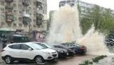 5-метровий фонтан утворився через прорив труби в Києві на Солом