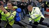 Лондонский погром: "вскипевшая" молодежь против "зажравшихся буржуев" и "бобби" с дубинками и газом.Горячий ФОТОрепортаж