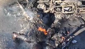 Окупант розглядає тліючі рештки свого поплічника-мотоштурмовика. ВIДЕО 18+