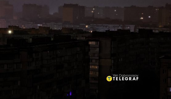 Весь лівий берег Київа у темряві. На правому – теж перебої зі світлом.