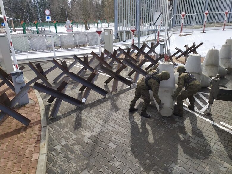 Польша устанавливает противотанковые заграждения на границе с Беларусью 02