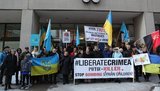 Генконсульство РФ у Торонто пікетували з вимогою припинити окупацію Криму. ФОТОрепортаж