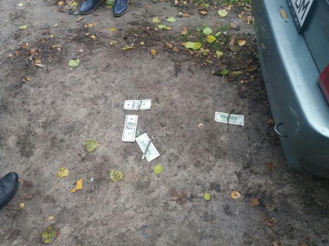 На взятке в $3,5 тысячи задержали полицейского в Запорожье 02