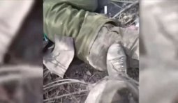 росіянин добиває пораненого українського бійця