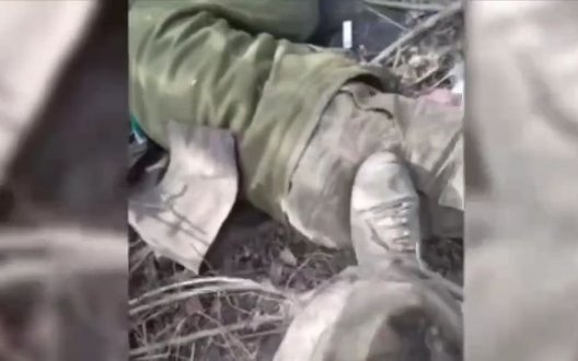 Окупант штурхає ногою та добиває двома пострілами пораненого беззбройного українського воїна. ВIДЕО 18+