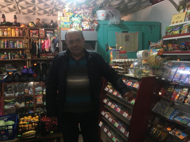 Храм розбрату: Віряни села на Рівненщині моляться в гаражі, доки триває війна церков 06