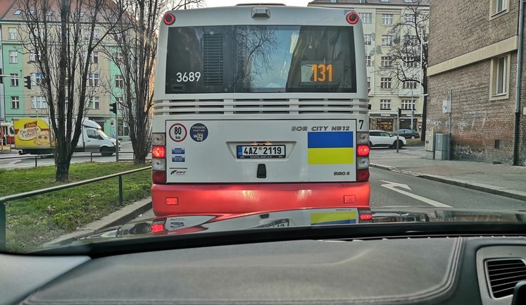Весь общественный транспорт в Праге украсили флагами Украины. ФОТО