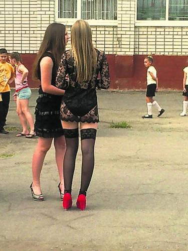 выпускница в чулках 